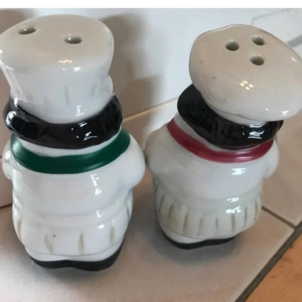 Salt and Pepper‎ Shakers, Matching Kitchen Towel